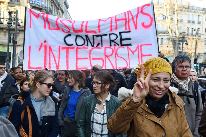 People hold a banner reading "Muslims against religious extremism" during a rally in Marseille on January 10, 2015. (AFP photo)