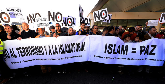 Muslims hold banners reading "No to terrorism and to Islamophobia " and "Islam = Peace" in Madrid on January 11, 2015. (AFP Photo)