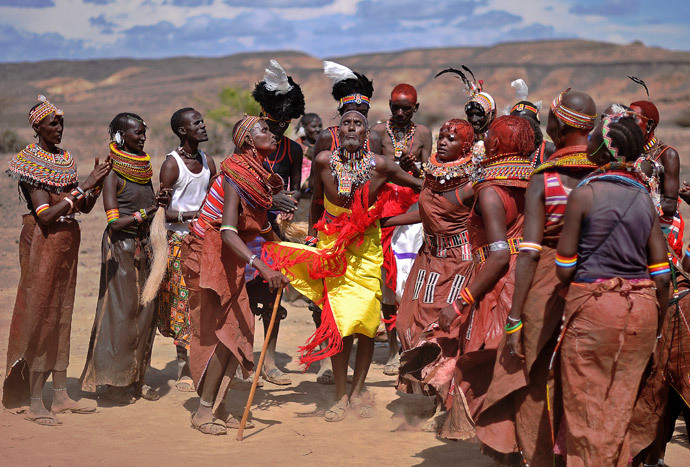 A man from the Rendile tribe (C) dances with women from the Turkana tribe in Sibiloi national Park in Turkana (AFP Photo / Carl de Souza)