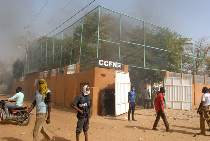 Smoke rises from the Franco-Nigerien Cultural Center (CCFN) in Zinder after it was burned down during demonstrations after Friday prayer on January 16, 2015 against French satirical magazine Charlie Hebdo's publication of a cartoon showing the Prophet Mohammed (AFP Photo / Stringer)