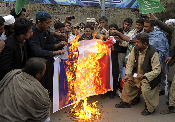 Pakistani demonstrators burn a French flag during a protest against the printing of satirical sketches of the Prophet Muhammad by French magazine Charlie Hebdo in Quetta on January 16, 2014 (AFP Photo / STR)