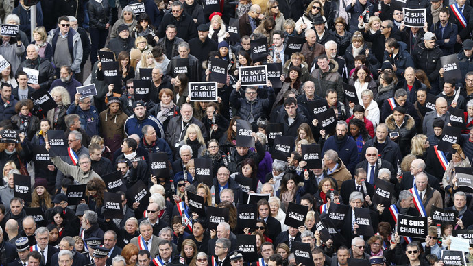 Tens of thousands of people some holding up signs that read, "Je suis Charlie" march during a rally along the sea front in the Mediterranean city of Nice, on January 10, 2015 (AFP Photo / Valery Hache)