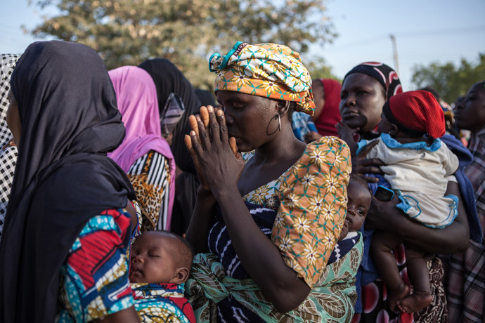 Women queue to receive humanitarian aid on December 3, 2014 in Yola after fleeing Boko Haram attacks in their native regions. (AFP Photo / Florian Plaucheur)