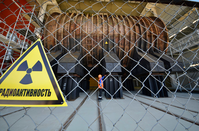 An employee looks at equipment in a new facility at a nuclear waste disposal plant in the town of Fokino in Russia's far-eastern Primorsky region (Reuters / Yuri Maltsev)