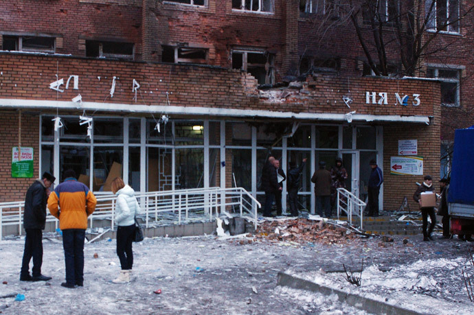Passers-by outside City Hospital No.3 in Shevchenko Boulevard in Donetsk's Kalininsky District after the building was hit with an artillery shell during the city's shelling by the Ukrainian army. (RIA Novosti / Mikhail Parhomenko) 