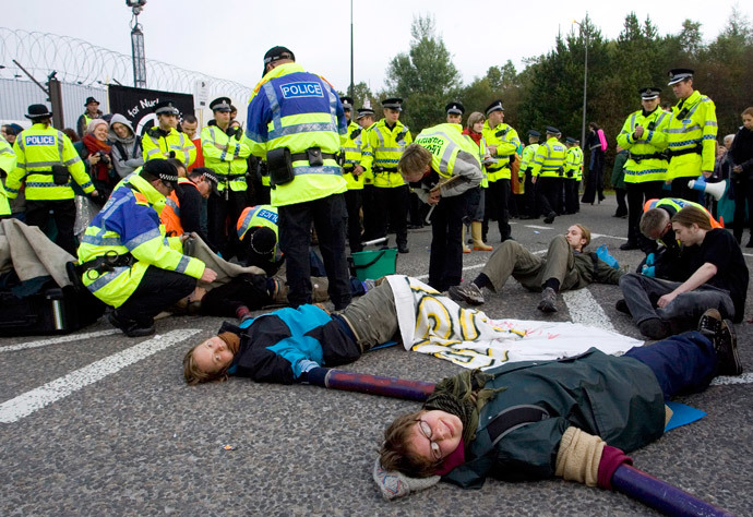 Anti-nuclear campaigners blockade the Naval Base, Faslane, Scotland October 1, 2007. (Reuters / Chris Clark)