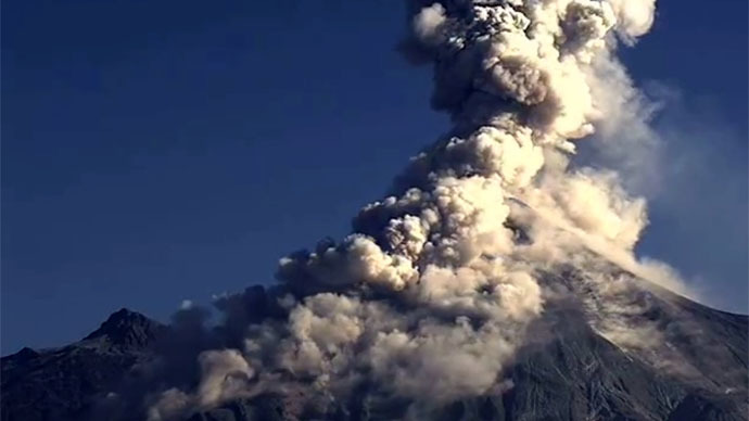 Mexican volcano spews ash 29,000 ft in the air (VIDEO)