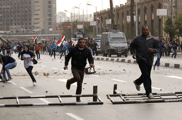 Anti-government protesters run as police arrive during their attempt to walk into Tahrir square in Cairo January 25, 2015. (Reuters/Asmaa Waguih)