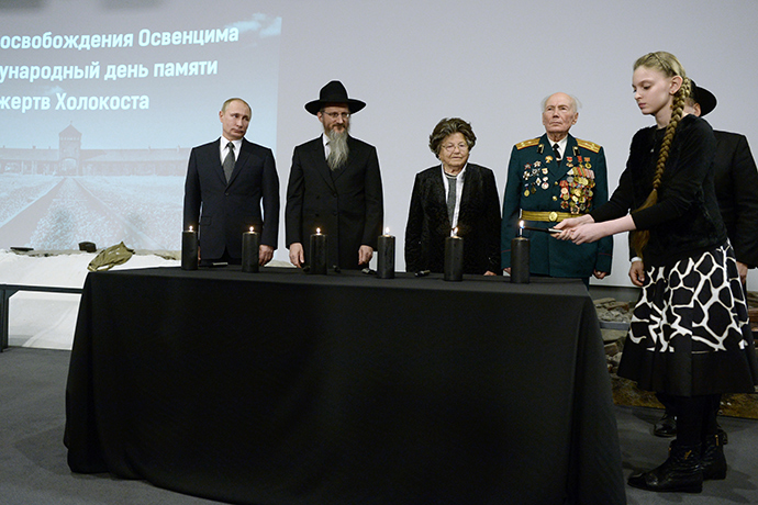 President Vladimir Putin and Russia's chief rabbi Berl Lazar light the candles at the ceremony commemorating the Holocaust victims (RIA Novosti / Alexey Nikolsky)