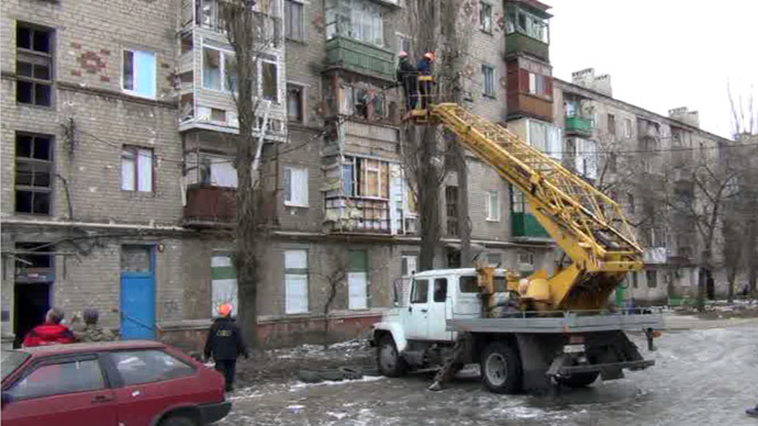Electricity repair works near a shelled house in Gorlovka, eastern Ukraine. Screenshot from RT video 