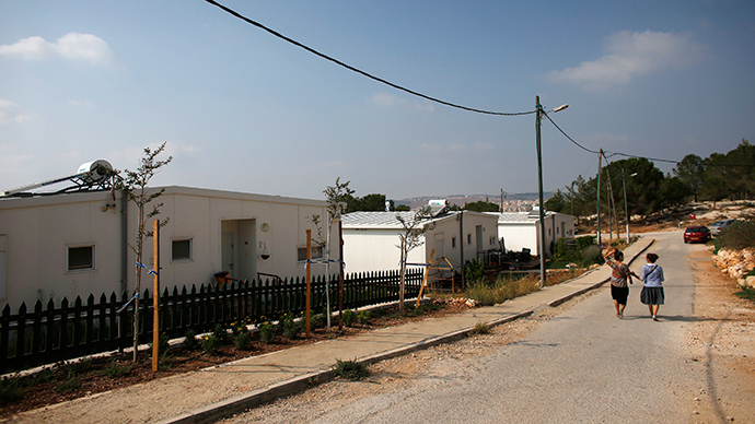 Israeli women walk in a Jewish settlement known as "Gevaot", in the Etzion settlement bloc, near Bethlehem (Reuters / Ronen Zvulun)