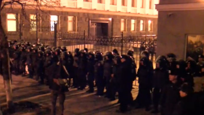 Hundreds trying to break into Ukraine president’s office in Kiev