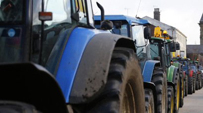 ​Polish farmers ride tractors to Warsaw, demand aid after Russian trade ban (VIDEO)