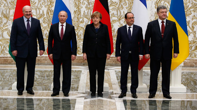 Belarus' President Alexander Lukashenko (L), Russia's President Vladimir Putin (2nd L), Ukraine's President Petro Poroshenko (R), Germany's Chancellor Angela Merkel (C) and France's President Francois Hollande pose for a family photo during peace talks in Minsk, February 11, 2015.(Reuters / Grigory Dukor)