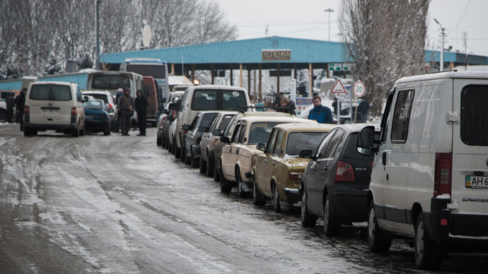 Line of vehicles at the Uspenka checkpoint in the Donetsk Region on the border between Ukraine and Russia.(RIA Novosti / John Trast)