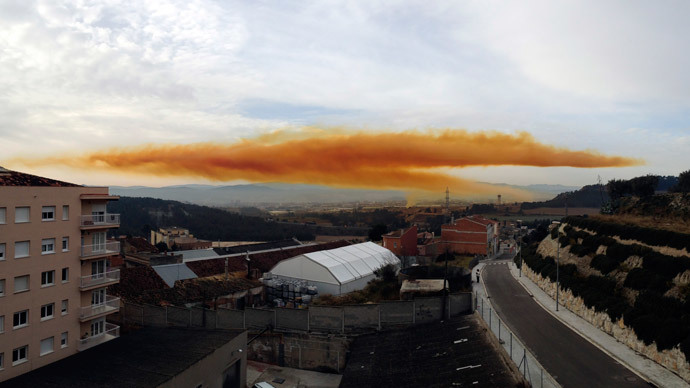 Toxic orange cloud outside Barcelona after chemical blast (PHOTOS, VIDEO)
