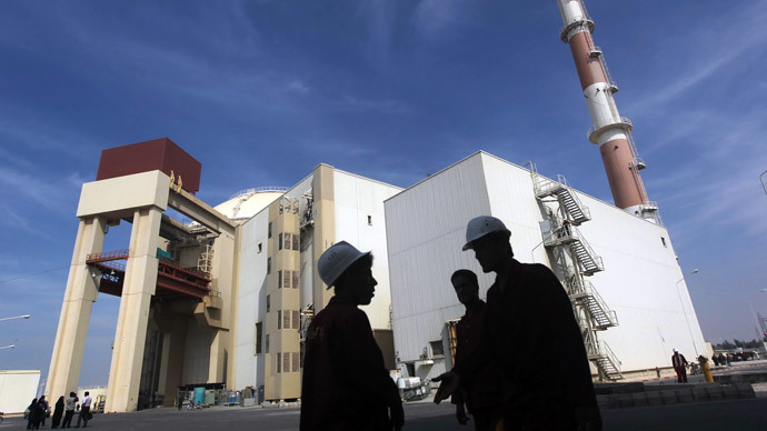 Iranian workers stand in front of the Bushehr nuclear power plant, about 1,200 km (746 miles) south of Tehran.(REuters / Majid Asgaripour)