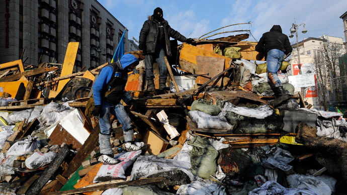 Anti-government protesters climb a barricade in central Kiev February 20, 2014.(Reuters / Yannis Behrakis)