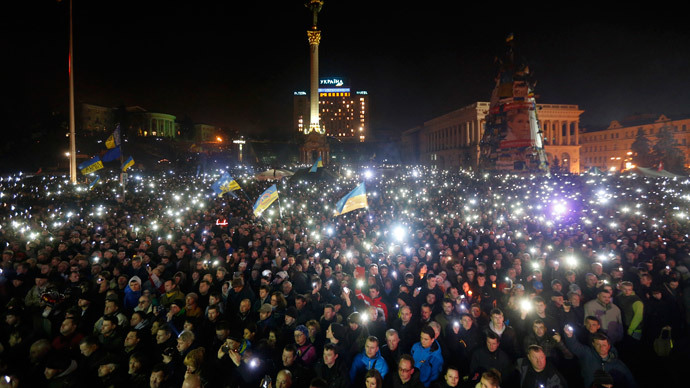 Anti-government protesters light torches and mobile devices during a rally in central Independence Square in Kiev February 21, 2014.(Reuters / Baz Ratner)