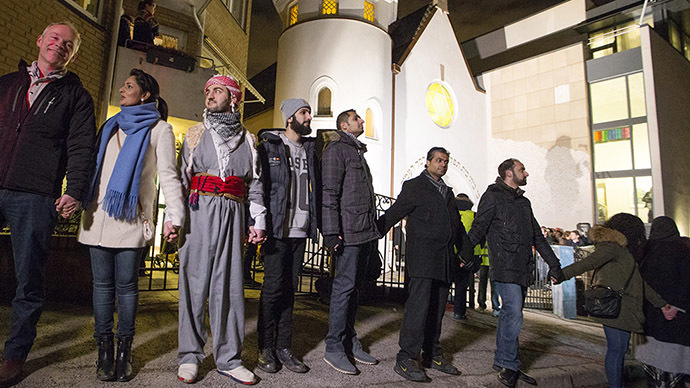 ‘No to anti-Semitism’: Norwegian Muslims form human chain around Oslo synagogue