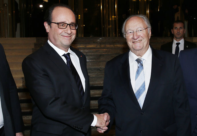 French President Francois Hollande (L) shakes hand with CRIF President Roger Cukierman (R) as he arrives for the 30th annual dinner held by the French Jewish Institutions Representative Council (Conseil Representatif des Institutions juives de France - CRIF) in Paris, February 23, 2015. (Reuters/Etienne Laurent)