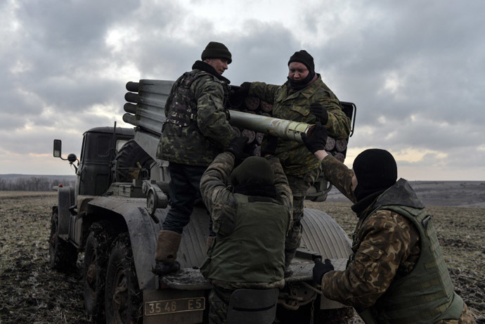 Ukrainian servicemen load Grad rockets before launching them towards rebel forces outside Debaltsevo, eastern Ukraine February 8, 2015. (RIA Novosti/Alexei Chernyshev)