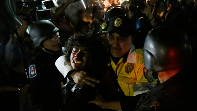 Violent arrests as hundreds rally over 43 missing students in Mexico (VIDEO)