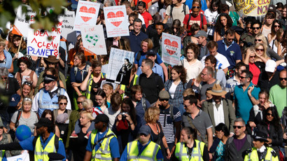 Scuffles break out in London as thousands protest climate change (VIDEOS)