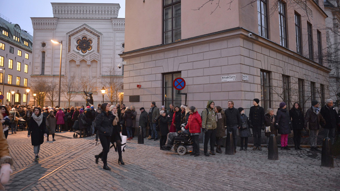 ‘Rings of peace’: Hundreds surround Swedish synagogue, lock hands in Denmark