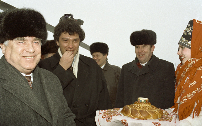 Chairman of the Russian Federation Council of Ministers Viktor Chernomyrdin (first left) and Nizhny Novgorod Governor Boris Nemtsov (second left) meet at the airport, 1994 (RIA Novosti / Alexander Makarov) 