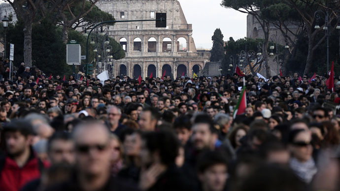Anti-govt vs. anti-racism: Thousands gather for rival rallies in Rome (PHOTOS, VIDEO)