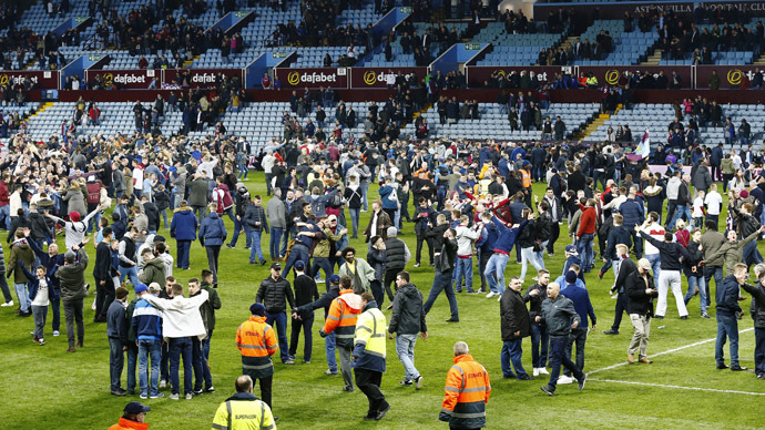 Pitch invasion chaos prompts English FA investigation (VIDEO)