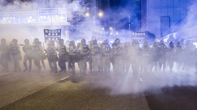 Police officers stand in a cloud of tear gas during a demonstration in Hong Kong on September 28, 2014. (AFP Photo)