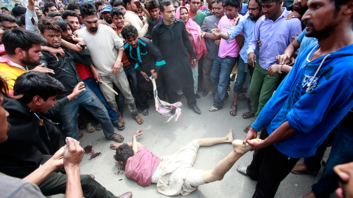 Enraged Christians lynch a man they suspected of being involved in a suicide attack on a church in Lahore March 15, 2015 (Reuters / Mohsin Raza)