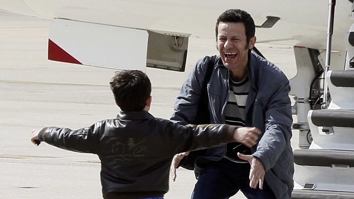 Freed El Mundo Middle East correspondent Javier Espinosa (R) laughs as his son runs towards him after his arrival at Torrejon de Ardoz airbase near Madrid March 30, 2014. (Reuters / Paco Campos)