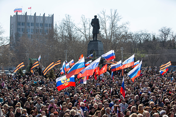 People watch a broadcast of Russian President Vladimir Putin's address to the Federal Assembly, including State Duma deputies, members of the Federation Council, regional governors and civil society representatives, in Sevastopol March 18, 2014 (Reuters / Baz Ratner)