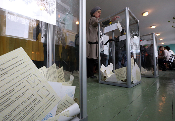 A woman casts her ballot during the referendum on the status of Ukraine's Crimea region at a polling station in Bakhchisaray March 16, 2014 (Reuters / Sergey Karpukhin)