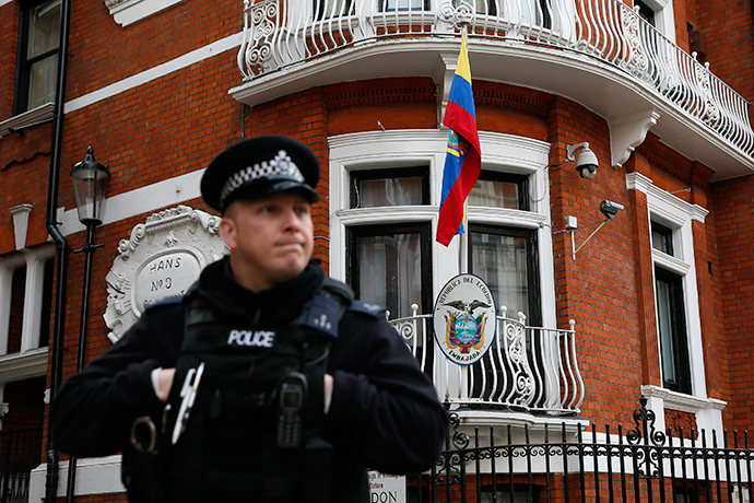 A police officer stands outside the Ecuador embassy in London March 13, 2015 (Reuters / Stefan Wermuth)