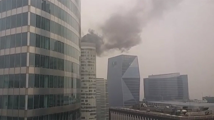 High-rise fire in Paris' La Defense financial district (VIDEO)