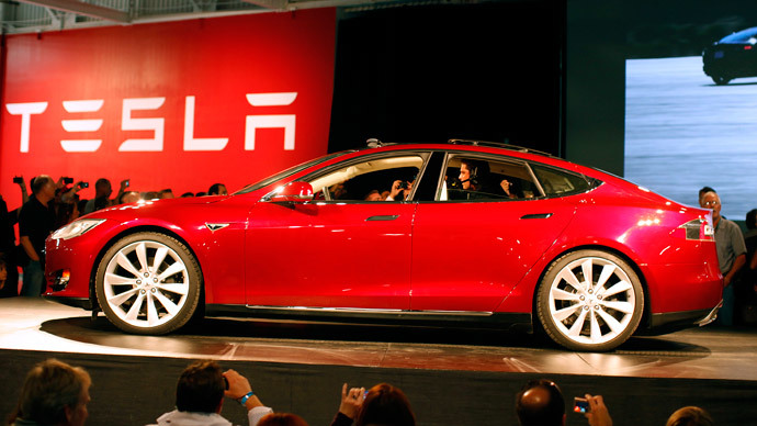 Tesla updates software to roll out driverless cars in three months