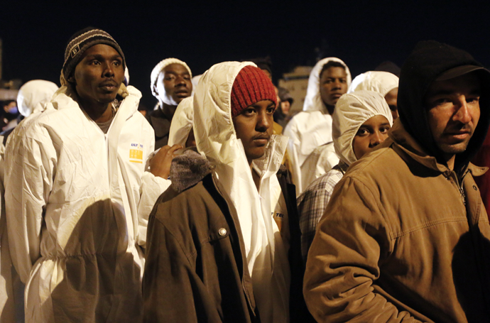 Migrants disembark from a navy ship in the Sicilian harbour of Augusta (Reuters / Antonio Parrinello)