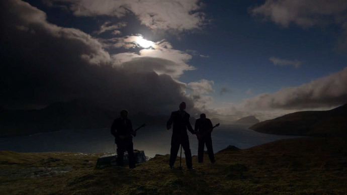'Dark side of the moon': Faroese Rockers play live during solar eclipse (VIDEO)