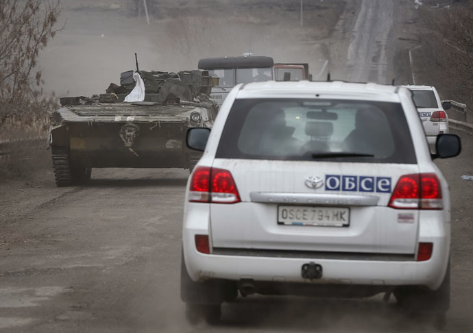 Vehicles of the Special Monitoring Mission of the Organization for Security and Cooperation (OSCE) to Ukraine are seen near Debaltseve, eastern Ukraine (Reuters/Gleb Garanich)