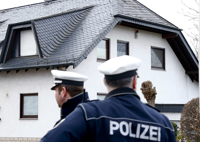 German policemen stand outside a house believed to belong to crashed Germanwings flight 4U 9524 co-pilot Andreas Lubitz in Montabaur, March 26, 2015. (Reuters / Ralph Orlowski)