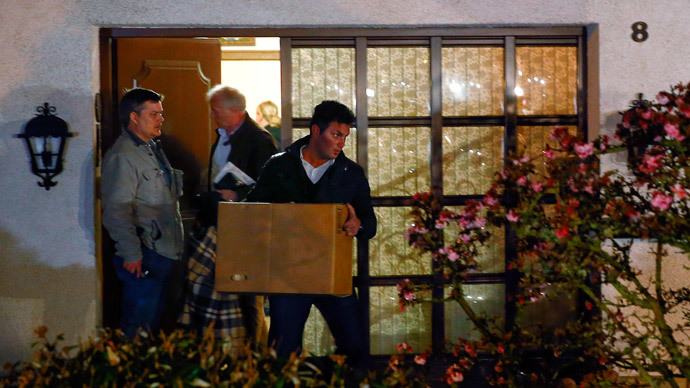 German police officers carry boxes out of a house believed to belong to the parents of crashed Germanwings flight 4U 9524 co-pilot Andreas Lubitz in Montabaur, March 26, 2015.(Reuters / Kai Pfaffenbach)