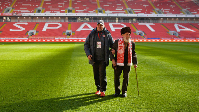 FC Spartak Moscow's oldest fan, 102-year-old Otto Fisher (R) at the club's Otkrytiye Arena's stadium before the Russian Premier League's round 19 match between Spartak and Dinamo Moscow..(RIA Novosti / Vladimir Astapkovich)