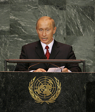 Russian President Vladimir Putin addresses delegates (front, C) on the second day of the 2005 World Summit and 60th General Assembly of the United Nations in New York September 15, 2005 (Reuters / Ray Stubblebine HB)