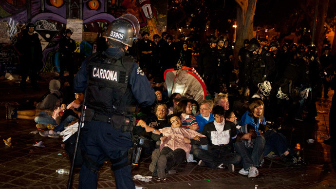 Los Angeles Police Department officers surround Occupy Los Angeles supporters during a raid at their camp at LA city hall November 30, 2011.(Reuters / Bret Hartman)