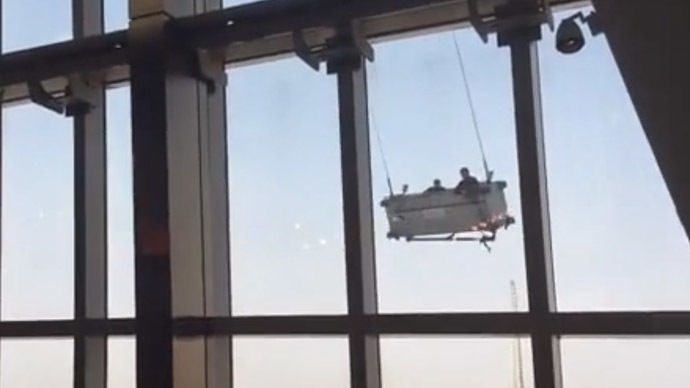 Shanghai window washers caught in wind storm on 91st floor (VERTIGO VIDEO)