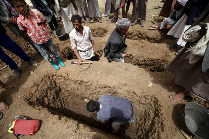 People dig graves for the victims of an air strike in Okash village near Sanaa April 4, 2015. (Reuters / Mohamed al-Sayaghi)